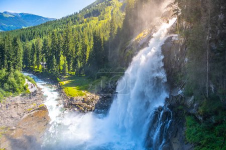 Krimmler Wasserfälle an einem sonnigen Sommertag. Nationalpark Hohe Tauern, Österreichische Alpen, Österreich
