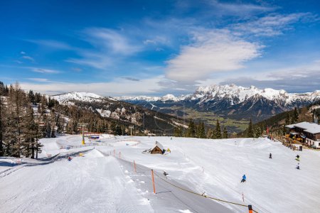 Alpines Skigebiet Schladming mit Dachstein im Hintergrund, Gebiet Keibling Alm, Österreich