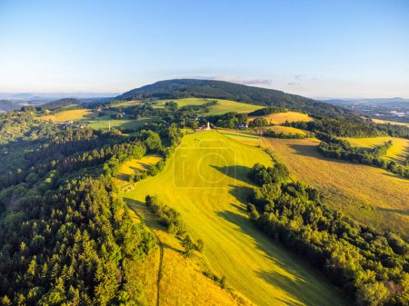 Paisaje verde montañoso con verdes prados y bosques. Cresta de bromas cerca de Liberec, Chequia. Vista aérea desde el dron.