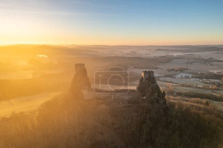 Trosky mittelalterliche Burgruine bei kaltem Morgensonnenaufgang. Böhmisches Paradies, Tschechien: Cesky raj, Tschechien. Luftaufnahme von oben.