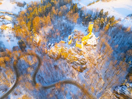 Die mittelalterliche Burgruine Frydstejn bei kaltem Morgensonnenaufgang. Böhmisches Paradies, Tschechien: Cesky raj, Tschechien. Luftaufnahme von oben.