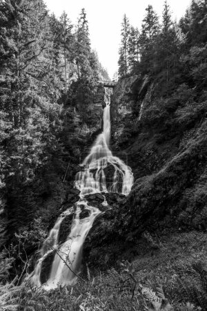 Riesachwasserfall im Untertal, Rohrmoos-Untertal in den Schladminger Alpen, Österreich. Schwarz-Weiß-Fotografie.