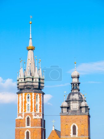 Les tours pittoresques de l'église Sainte-Marie de Cracovie sont hautes et présentent une architecture gothique sous un ciel bleu clair. Cracovie, Pologne