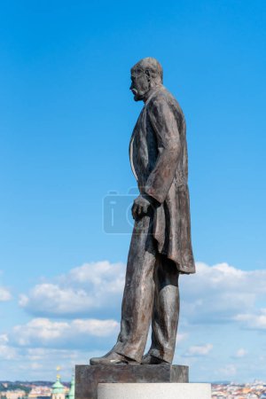 Debout contre un ciel bleu clair, la statue de Tomas Garrigue Masaryk, le premier président tchécoslovaque, est une caractéristique importante de la place Hradcany à Prague, en Tchéquie