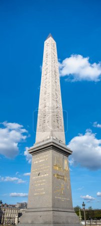 El Obelisco de Luxor se alza frente a un cielo azul claro en la Plaza de la Concordia de París. Francia