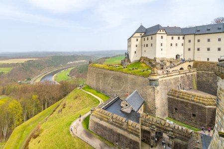 Una vista de la histórica fortaleza de Konigstein en Sajonia, con los visitantes en las murallas y el río Elba en el fondo. Garmany.