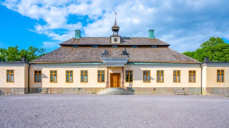 Skogaholm Manor steht stolz unter strahlend blauem Himmel und präsentiert seine traditionelle schwedische Architektur und die Ruhe des Freilichtmuseums Skansens in Stockholm im Sommer. Schweden
