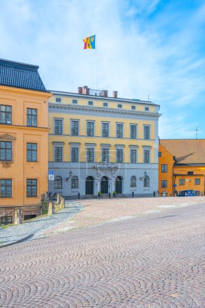 El palacio de estilo barroco Tessin goza de la luz del sol, con su fachada ornamentada orgullosamente expuesta, de pie en la histórica zona de Gamla stan de Estocolmo. Países Bajos