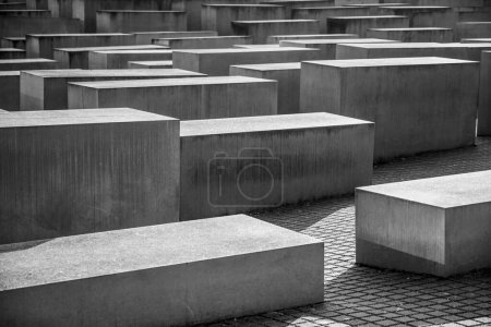 Stelenreihen am Holocaust-Mahnmal in Berlin vermitteln düstere Erinnerungen. Berlin. Schwarz-Weiß-Bild.