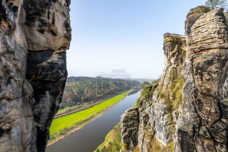 Con vistas al sereno río Elba desde la icónica formación rocosa Bastei en el Parque Nacional Sajón Suiza, Alemania, en un claro día de primavera.