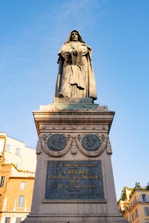 Dieses Bild zeigt das Denkmal für Giordano Bruno, Philosoph und Dominikanermönch, in Campo de Fiori, Rom, Italien. Das Denkmal zeigt eine Statue von Bruno, die hoch und stolz auf einem Sockel steht..