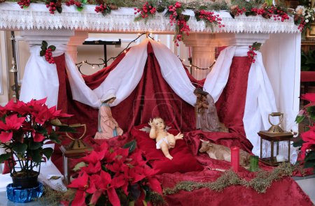 Foto de Belén con el Niño Jesús. Elementos de la cuna cristiana católica. Decoración en la iglesia. Decoración de Navidad - Imagen libre de derechos