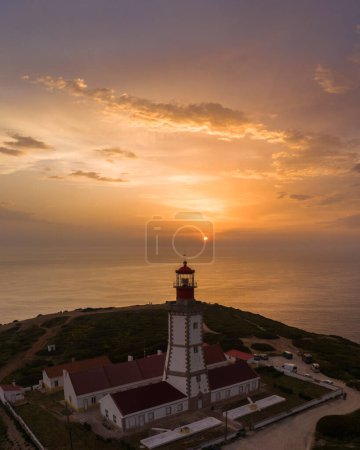 Leuchtturm am Cabo Espichel bei Sonnenuntergang. Goldene Stunde. Portugal. Luftaufnahme.