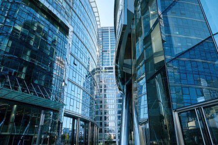 Foto de Detalle de rascacielos edificios de oficinas con fachadas de cristal. Arquitectura urbana moderna. Edificio de gran altura en el centro de Varsovia - Imagen libre de derechos
