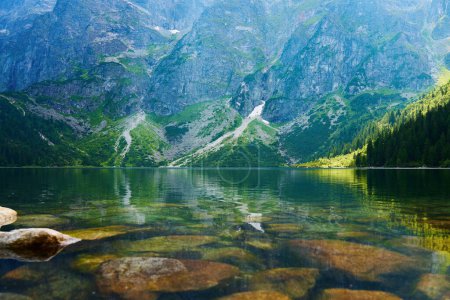 Téléchargez les photos : Vue imprenable sur la chaîne de montagnes près du beau lac le jour de l'été. Parc national des Tatra en Pologne. Vue panoramique sur le lac Morskie Oko ou Sea Eye dans la vallée des Cinq lacs - en image libre de droit