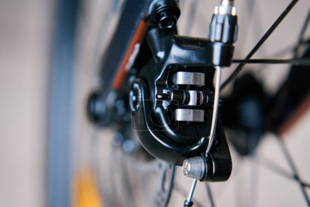 Téléchargez les photos : Une partie du système de freinage du vélo. Disque de frein et plaquettes de frein en métal gris sur vélo de route, gros plan. - en image libre de droit