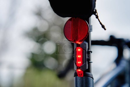 Téléchargez les photos : Feu arrière de vélo lumineux. Feu rouge pour la sécurité des cyclistes. Lumière menée arrière sur le vélo - en image libre de droit