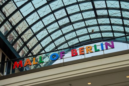 Centro comercial principal de Berlín. Interior del edificio con letrero Mall of Berlin