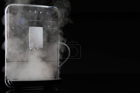 Reinigung der Kaffeemaschine nach dem Kaffeekochen. Heißer Dampf steigt aus Espressomaschine, Reinigungsmilchanlage und Entkalkung auf. Wartung von Küchengeräten