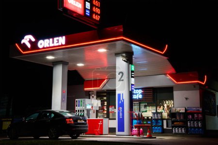 Téléchargez les photos : Station essence Orlen pour ravitailler voiture et café la nuit - en image libre de droit