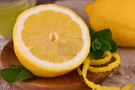 Medio limón fresco y ralladura de limón. Primer plano.