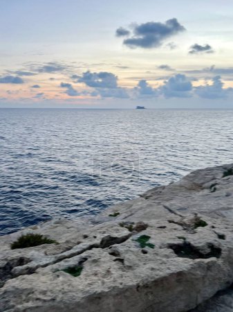 Puesta de sol en el mar Mediterráneo. Gozo, Malta. Enfoque selectivo.