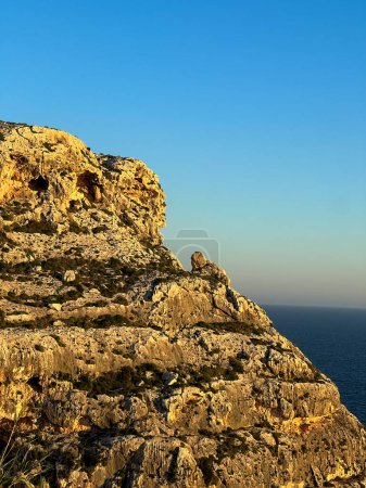 La Gruta Azul es un complejo de siete cuevas que se encuentran a lo largo de la costa sur de Malta. El puerto de Wied iz-Zurrieq y las cuevas marinas de la Gruta Azul se encuentran en la costa frente al pequeño islote de Filfla..