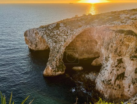 La Gruta Azul es un complejo de siete cuevas que se encuentran a lo largo de la costa sur de Malta. El puerto de Wied iz-Zurrieq y las cuevas marinas de la Gruta Azul se encuentran en la costa frente al pequeño islote de Filfla..