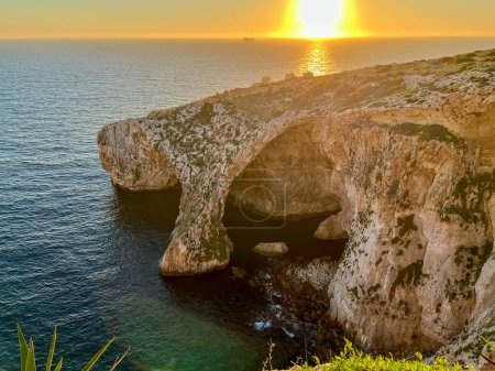 Schöner Sonnenuntergang an der Blauen Grotte, einem Komplex von sieben Höhlen an der Südküste Maltas. 
