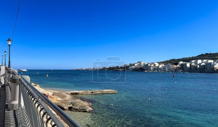 Foto de Costa y paseo marítimo de la ciudad de Bugibba en Malta en un día claro y soleado - Imagen libre de derechos