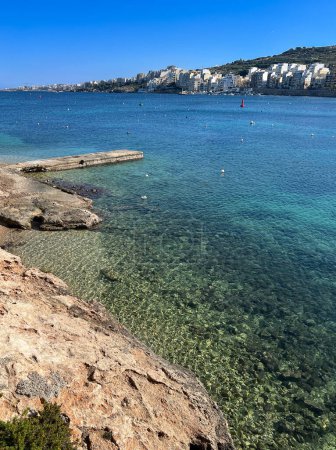 Küste und Promenade der Stadt Bugibba in Malta an einem klaren, sonnigen Tag