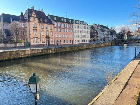 Paysage urbain de Strasbourg, Alsace, France, Europe avec les lumières de l'ombre sur le bord de l'eau 