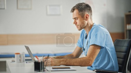 Téléchargez les photos : Infirmière expérimentée portant l'uniforme bleu travaillant sur ordinateur portable au bureau du médecin. Professionnel de la santé médical travaillant sur la lutte contre les stéréotypes à la diversité des sexes dans la carrière infirmière. - en image libre de droit
