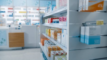 Téléchargez les photos : Pharmacie moderne Drugstore avec étagères pleines de paquets avec médecine moderne, pilules, boîtes avec vitamines et suppléments, produits de santé et de beauté. - en image libre de droit