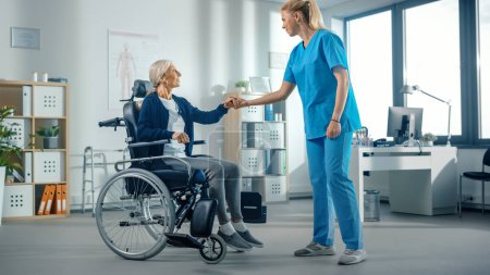 Téléchargez les photos : Physiothérapie hospitalière : Une femme âgée forte est assise sur un fauteuil roulant, une personne blessée récupère avec succès, un physiothérapeute de réadaptation aide un médecin, aide un patient handicapé - en image libre de droit