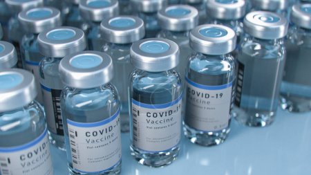 Téléchargez les photos : SRAS-COV-2 COVID-19 Vaccin contre le coronavirus Production en série en laboratoire, des bouteilles portant des étiquettes de marque se déplacent sur une courroie transporteuse pharmaceutique dans un laboratoire de recherche. Médecine contre le SRAS-CoV-2. - en image libre de droit