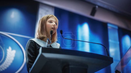 Téléchargez les photos : Portrait d'une jeune militante prononçant un discours émouvant et puissant lors d'une conférence de presse dans un édifice du gouvernement. Un enfant s'adresse au Congrès lors d'une réunion au sommet avec les dirigeants mondiaux. - en image libre de droit