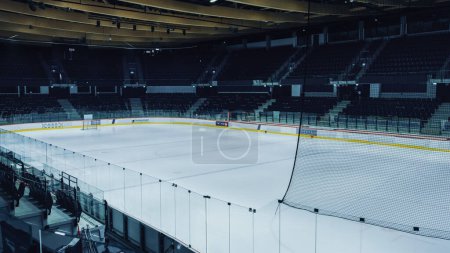 Téléchargez les photos : Aréna de hockey sur glace professionnelle vide avec allumage des lumières. Big Rink Stadium prêt pour le début du championnat. - en image libre de droit