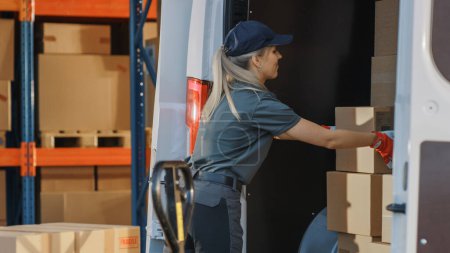 En dehors de l'entrepôt de détaillant logistique avec gestionnaire à l'aide d'un ordinateur tablette, divers travailleurs chargent le camion de livraison avec des boîtes en carton. Commandes en ligne, achats, marchandises de commerce électronique.