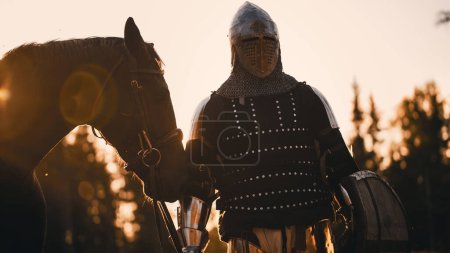 Epic Armies of Medieval Knights on Battlefield Clash, Plate Body Armored Warriors Fighting Swords in Battle (en inglés). Bloody War and Savage Conquest. Representación histórica. Fotografía cinematográfica