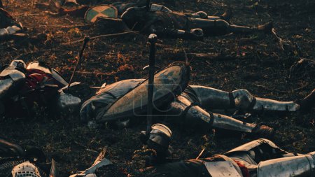 Foto de Epic Armies of Medieval Knights on Battlefield Clash, Plate Body Armored Warriors Fighting Swords in Battle (en inglés). Bloody War and Savage Conquest. Representación histórica. Fotografía cinematográfica - Imagen libre de derechos