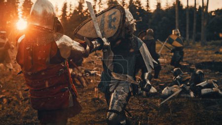 Epic Armies of Medieval Knights on Battlefield Clash, Plate Body Armored Warriors Fighting Swords in Battle. Guerre sanglante et conquête sauvage. Reconstitution historique. Tournage cinématographique