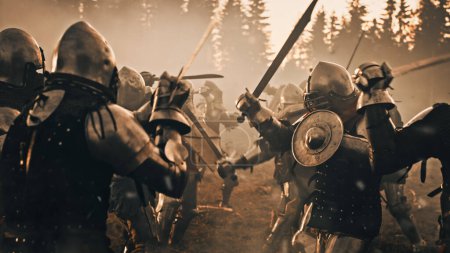 Foto de Epic Armies of Medieval Knights on Battlefield Clash, Plate Body Armored Warriors Fighting Swords in Battle (en inglés). Bloody War and Savage Conquest. Representación histórica. Fotografía cinematográfica - Imagen libre de derechos