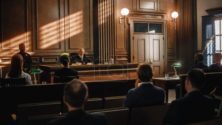 Cour de justice Procès : Juge impartial est assis, Public Stands. Le juge de la Cour fédérale suprême entame une audience civile. Condamnation Infracteur à la loi.