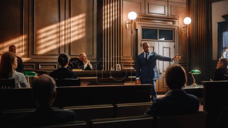 Gerichtsprozess: Männlicher Verteidiger stellt Fall vor, hält leidenschaftliche Rede vor Richter und Geschworenen Afroamerikanischer Anwalt schützt Unschuldige seines Mandanten mit unterstützenden Argumenten.