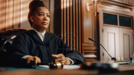 Procès en session de la Cour de justice : Portrait d'une juge féminine honorable lisant la décision. Présider la justice prononçant la peine. Non coupable Verdict Jugement.