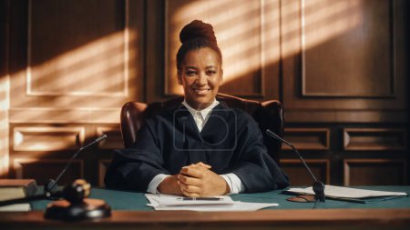 Prozess vor dem Filmgericht: Porträt einer unparteiisch lächelnden Richterin, die in die Kamera blickt. Weise, unbestechliche, faire Gerechtigkeit, die ihren Job professionell erledigt, Verbrecher verurteilt und Unschuldige schützt