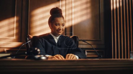 Gerichtsverhandlung im Kino: Humanes Porträt einer unparteiischen lächelnden Richterin, die dem Urteil der Geschworenen freudig zuhört. Weise, unbestechliche, faire Justiz, die Verbrecher einsperrt und Unschuldige schützt