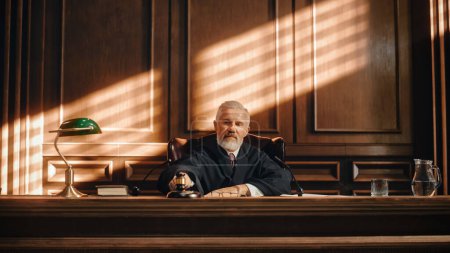 Gerichtsverhandlung: Ehrbarer Richter, der das Urteil verkündet, schlägt Gavel. Dramatisches, aber kein Schuldspruch.