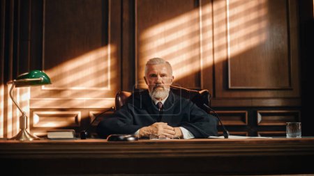 Filmgerichts- und Gerichtsprozess: Porträt eines unparteiischen männlichen Richters, der dem Plädoyer zuhört. Unvoreingenommene Entscheidung nach Anhörung der Argumente. Entscheidung über Schuld-, nicht Schuldspruch.